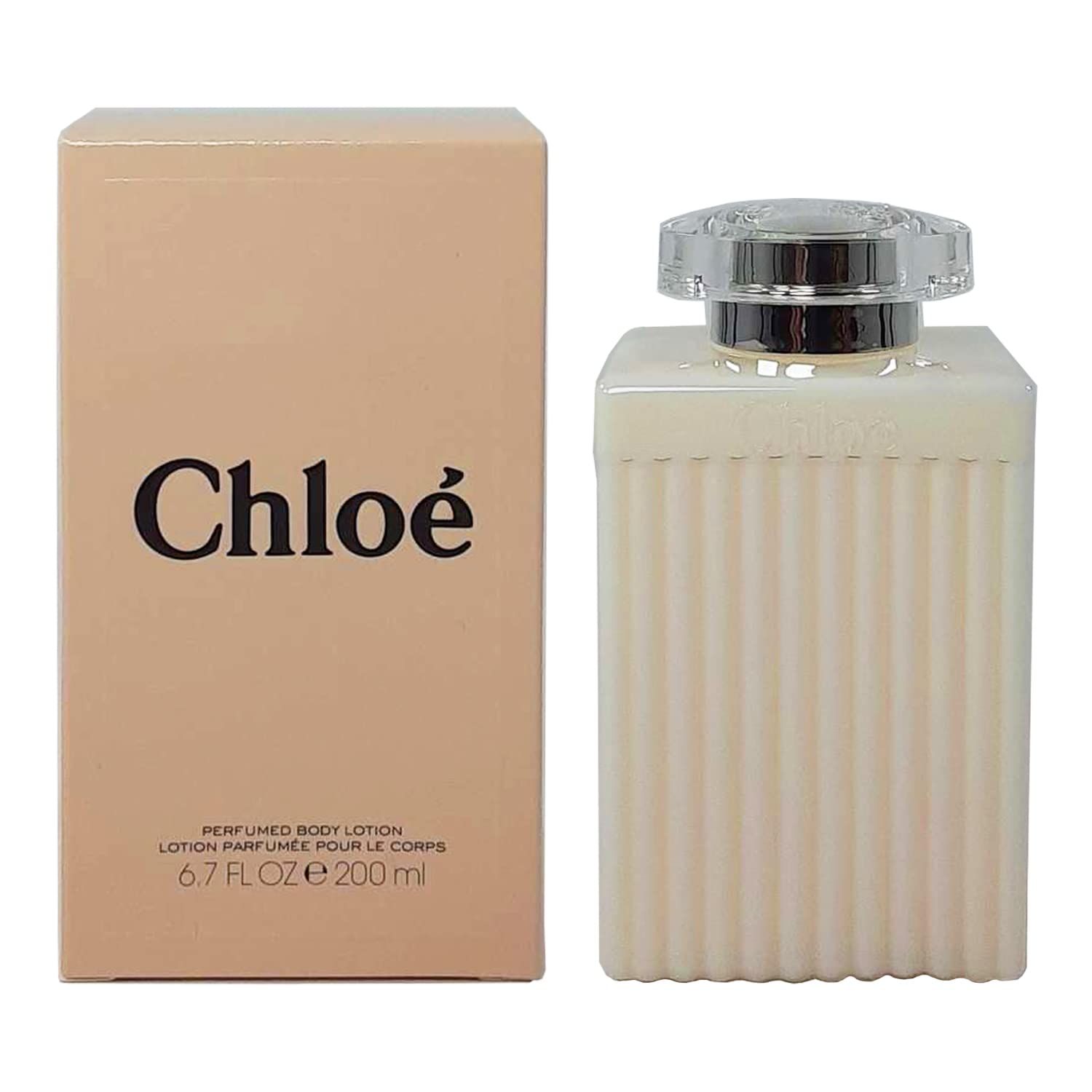 Beige Lotion-Flasche und Karton. Flasche mit geriffelter Oberfläche, Deckel mit Kristall-Design. Karton mit Chloe-Logo.