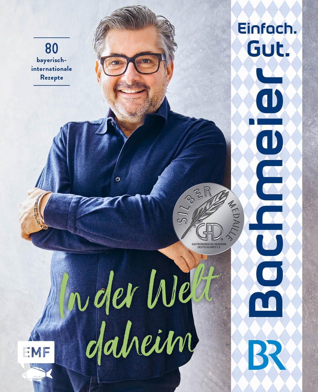 Buchcover mit Mann, Titel: Einfach. Gut. Bachmeier. In der Welt daheim. 80 bayerisch-internationale Rezepte. Silbermedaille. BR-Logo.