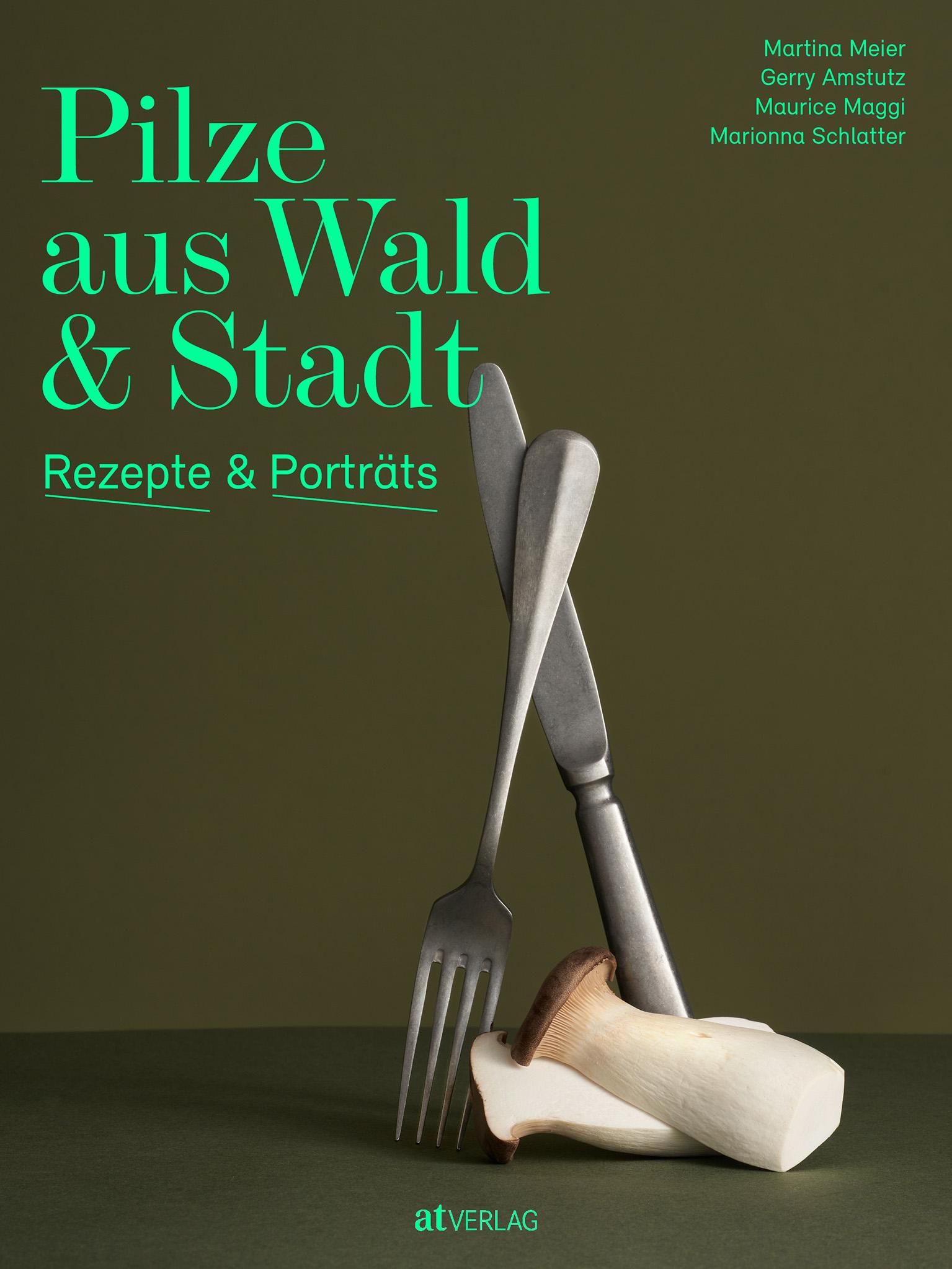 Buchcover mit Titel "Pilze aus Wald & Stadt". Messer, Gabel und Pilze liegen davor. Autorennamen und Verlagslogo sind sichtbar.