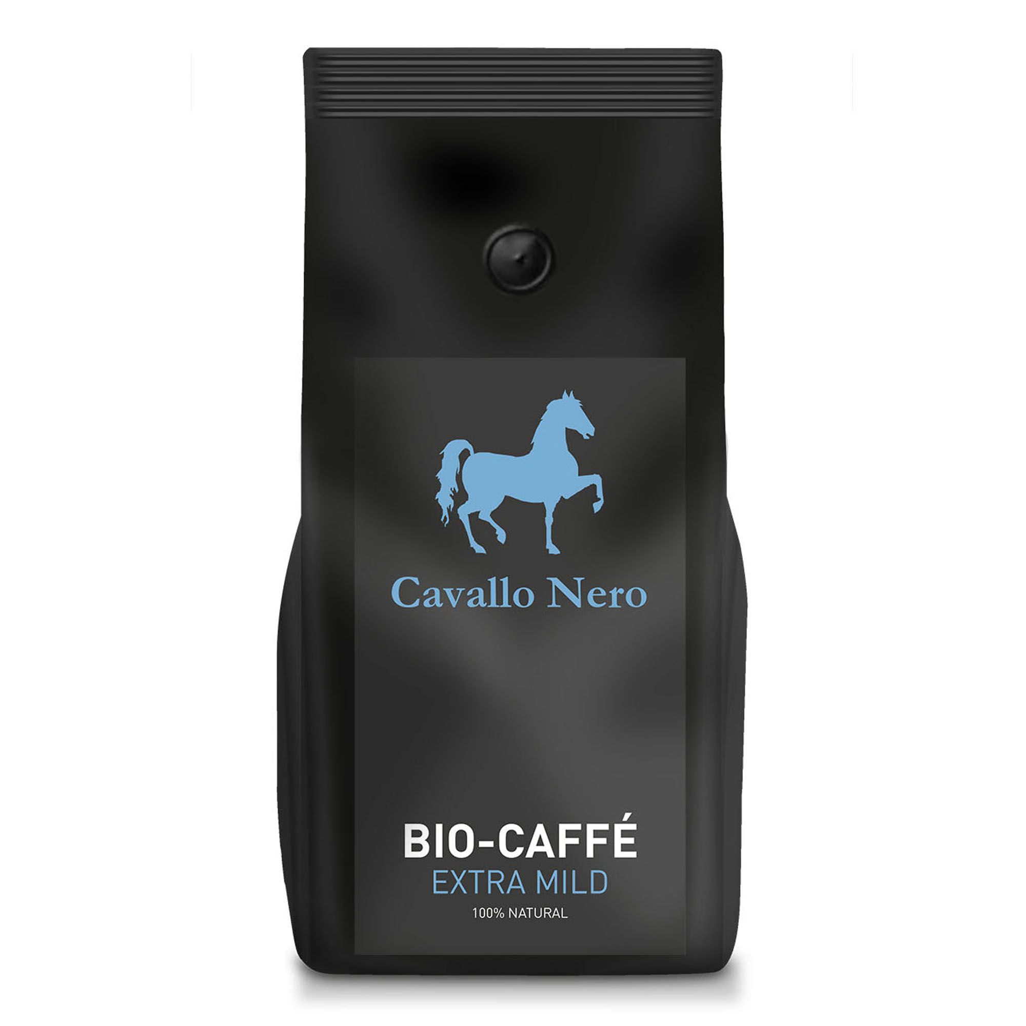 Sacchetto nero con etichetta blu. Scritto: Cavallo Nero, Bio-Caffè, Extra Mild, 100% Natural. Immagine di un cavallo.