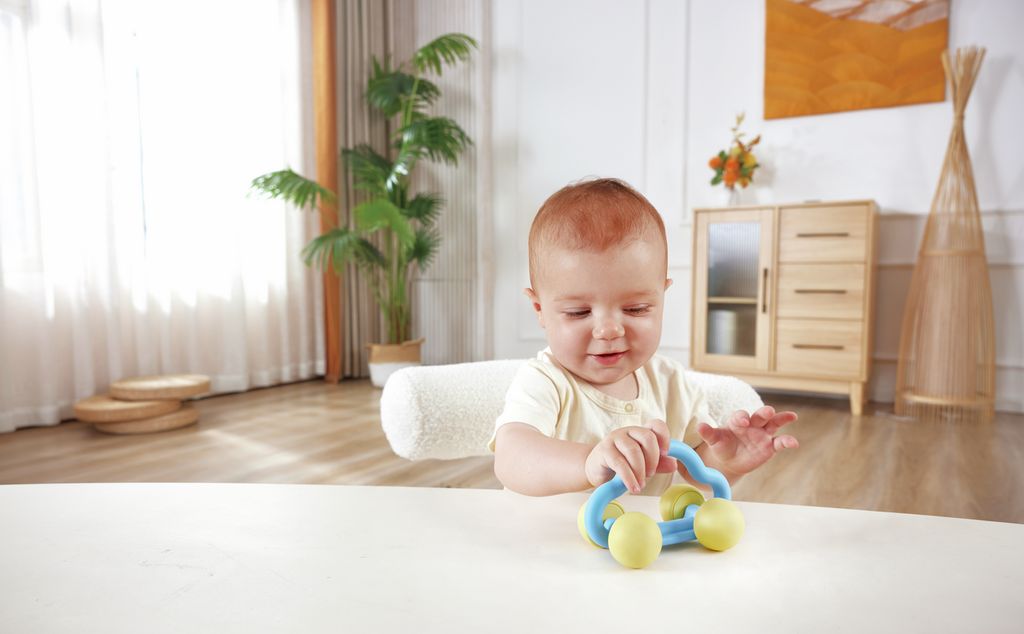 Hape Spielzeugauto Roll & Rassel