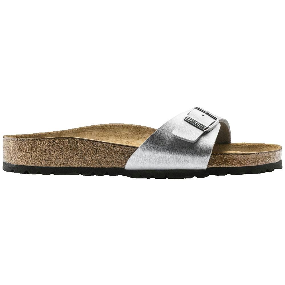 Sandalo Birkenstock Madrid argento con fibbia. Plantare in sughero, suola nera. Vista laterale.