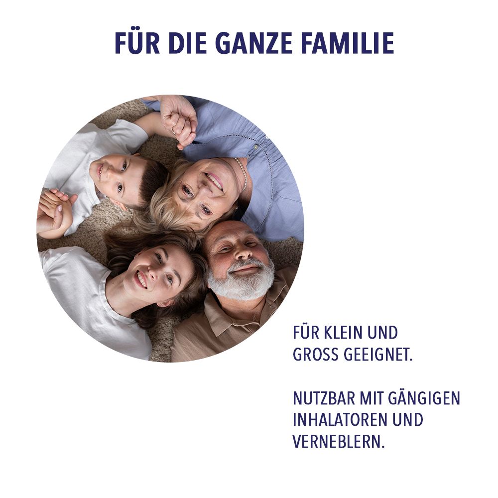 Eine Familie liegt auf dem Boden und lächelt.
