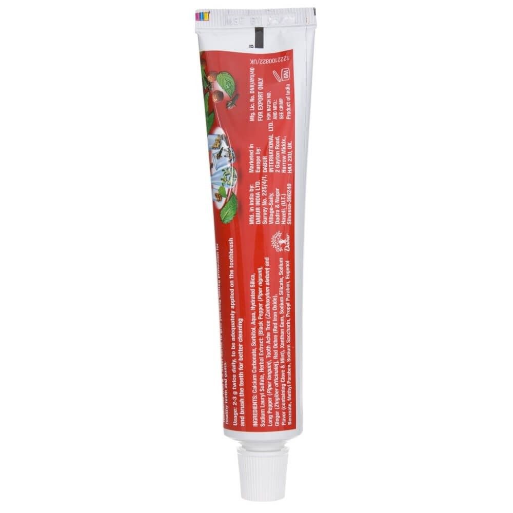 Rückseite einer Dabur Red Zahnpasta-Tube mit Inhaltsstoffen und Anwendungshinweisen.