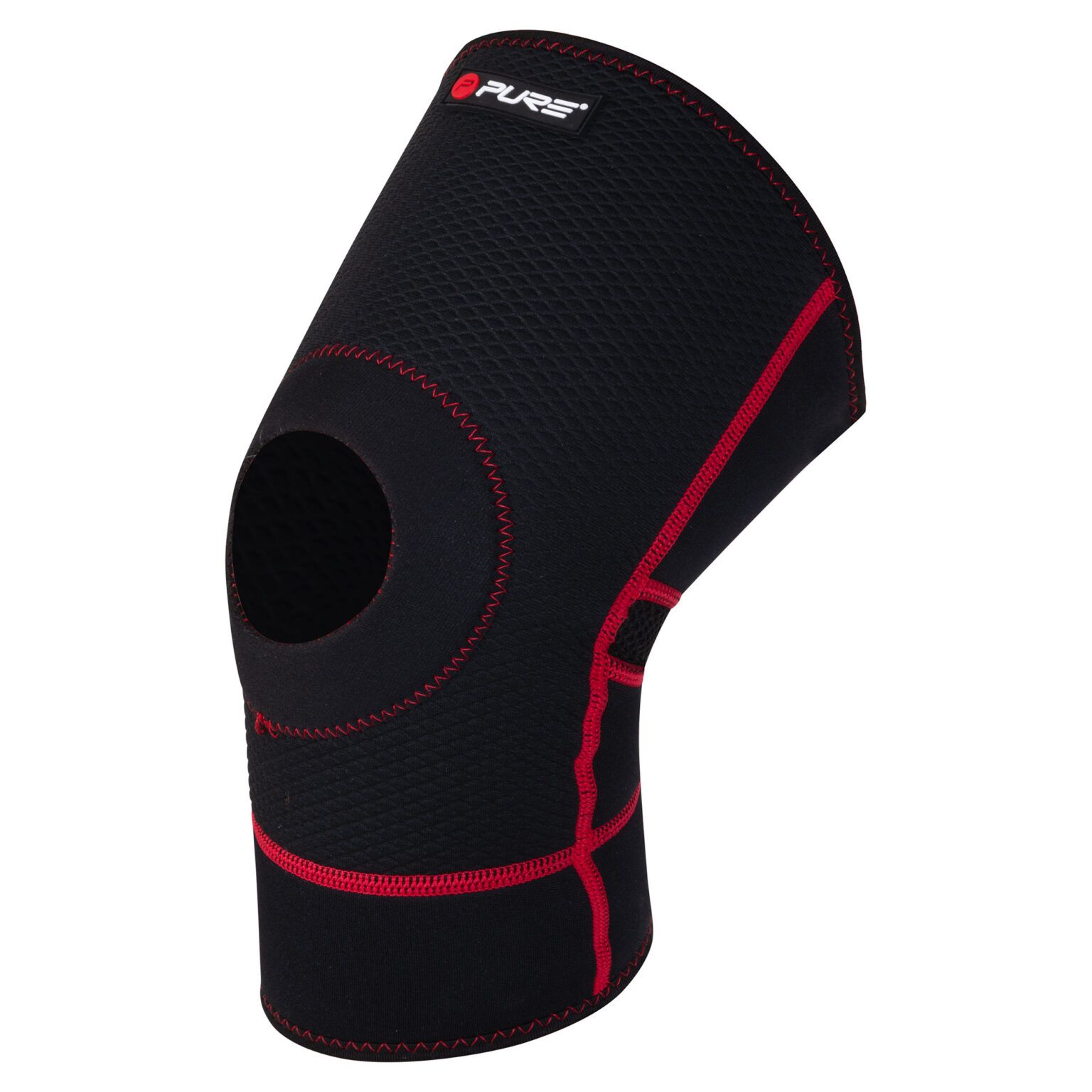 Il tutore per ginocchio Pure2Improve, in neoprene nero, presenta una rotula aperta. Cuciture rosse ne accentuano la forma. Il logo Pure è visibile in alto. Il tutore avvolge il ginocchio e offre supporto.
