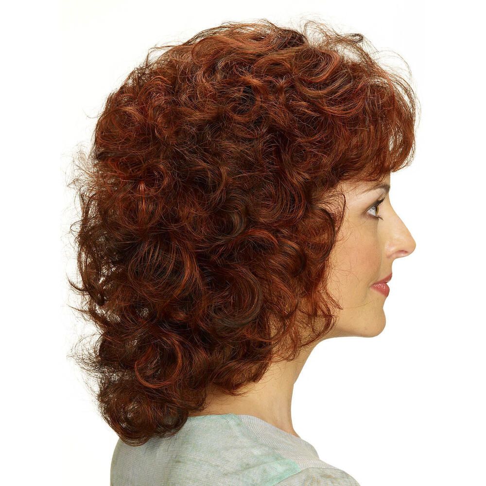 Perücke Carola von Lofty, Mahagoni/Granatrot gesträhnt. Lockige Frisur, Seitenansicht. Frau trägt die Perücke.