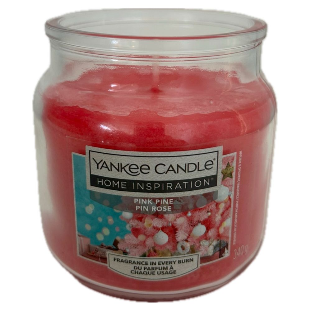 Yankee Candle Duftkerze Pink Pine im Glas. Roter Wachs, Etikett mit Produktname und Logo. 140g.