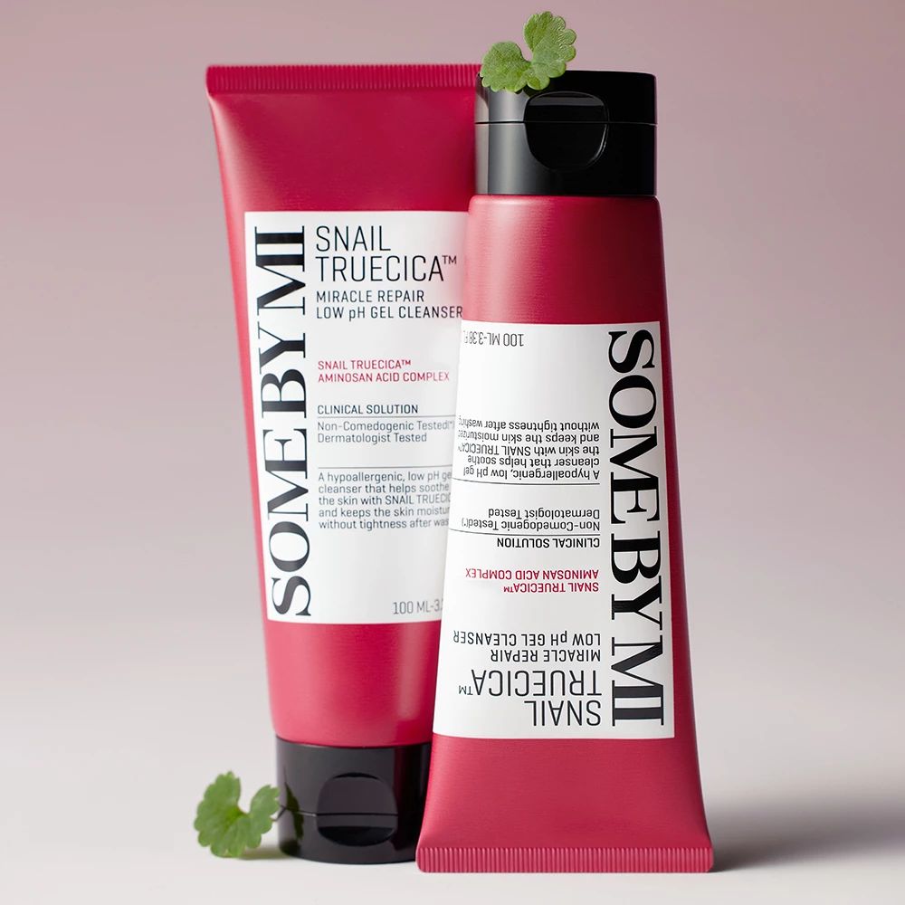 Zwei rote Tuben mit schwarzem Deckel, Blätter. Aufschrift: Snail TrueCICA, Miracle Repair Low pH Gel Cleanser. Weiße Schrift.