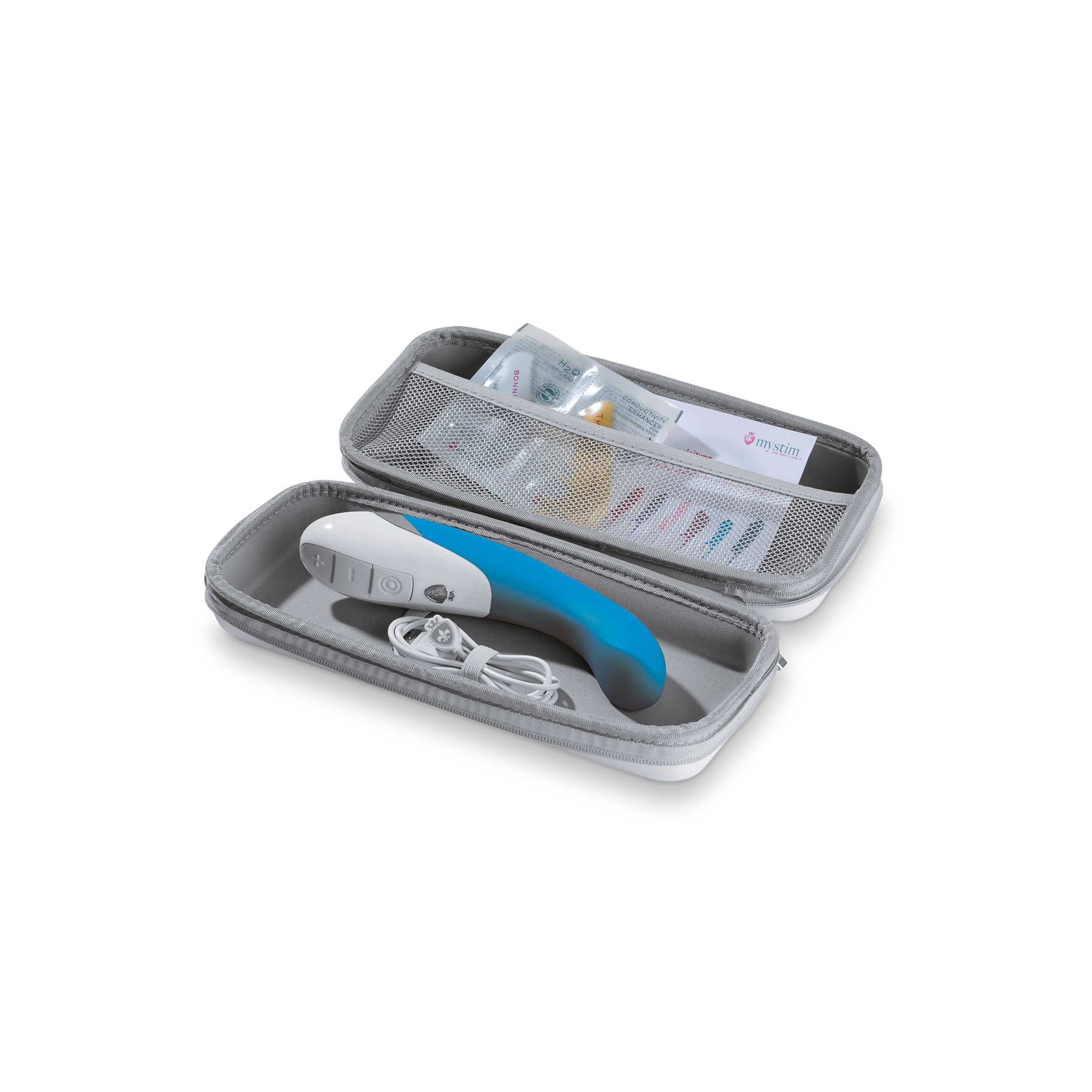 Geöffnete graue Tasche mit blauem Vibrator, Kabel und Zubehör. Verschiedene kleine Beutel.
