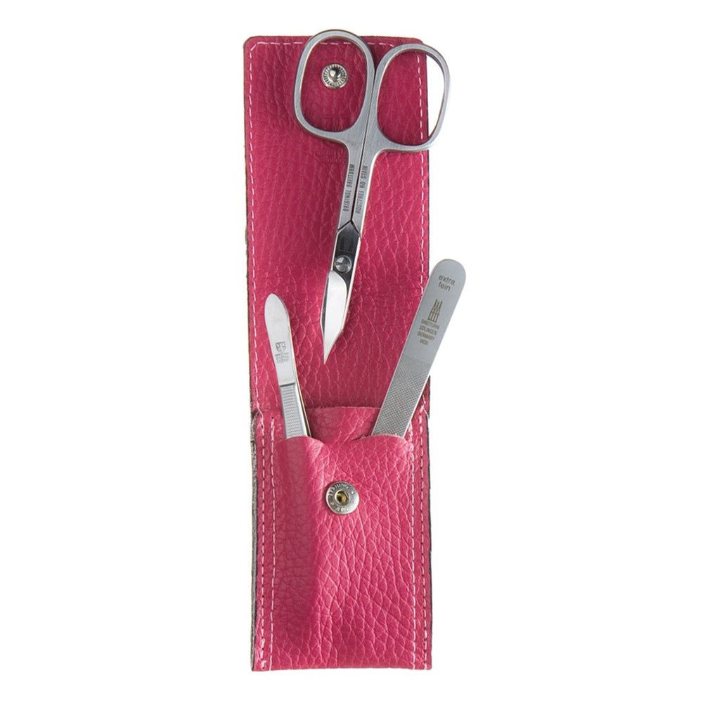 Maniküre-Etui, pinkfarbenes Leder, mit Schere, Nagelfeile und Hautschieber. Metallteile. Geschlossen mit Druckknopf.