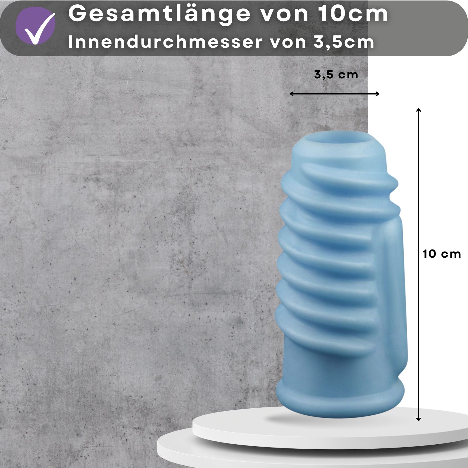 Blaue Penishülle mit Rillen. Auf einem weißen Podest. Maße: 10 cm lang, 3,5 cm Innendurchmesser.