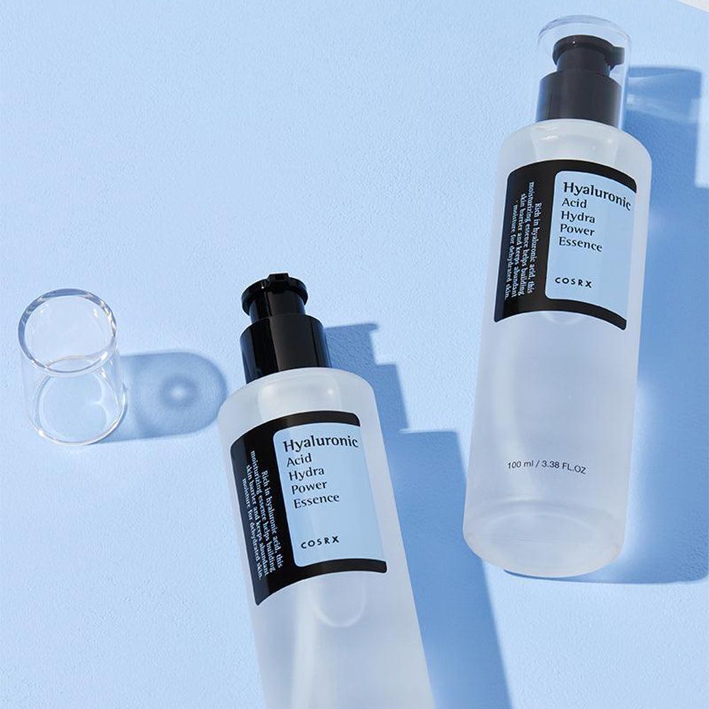 Zwei Flaschen COSRX Hyaluronic Acid Hydra Power Essence, eine mit Kappe.