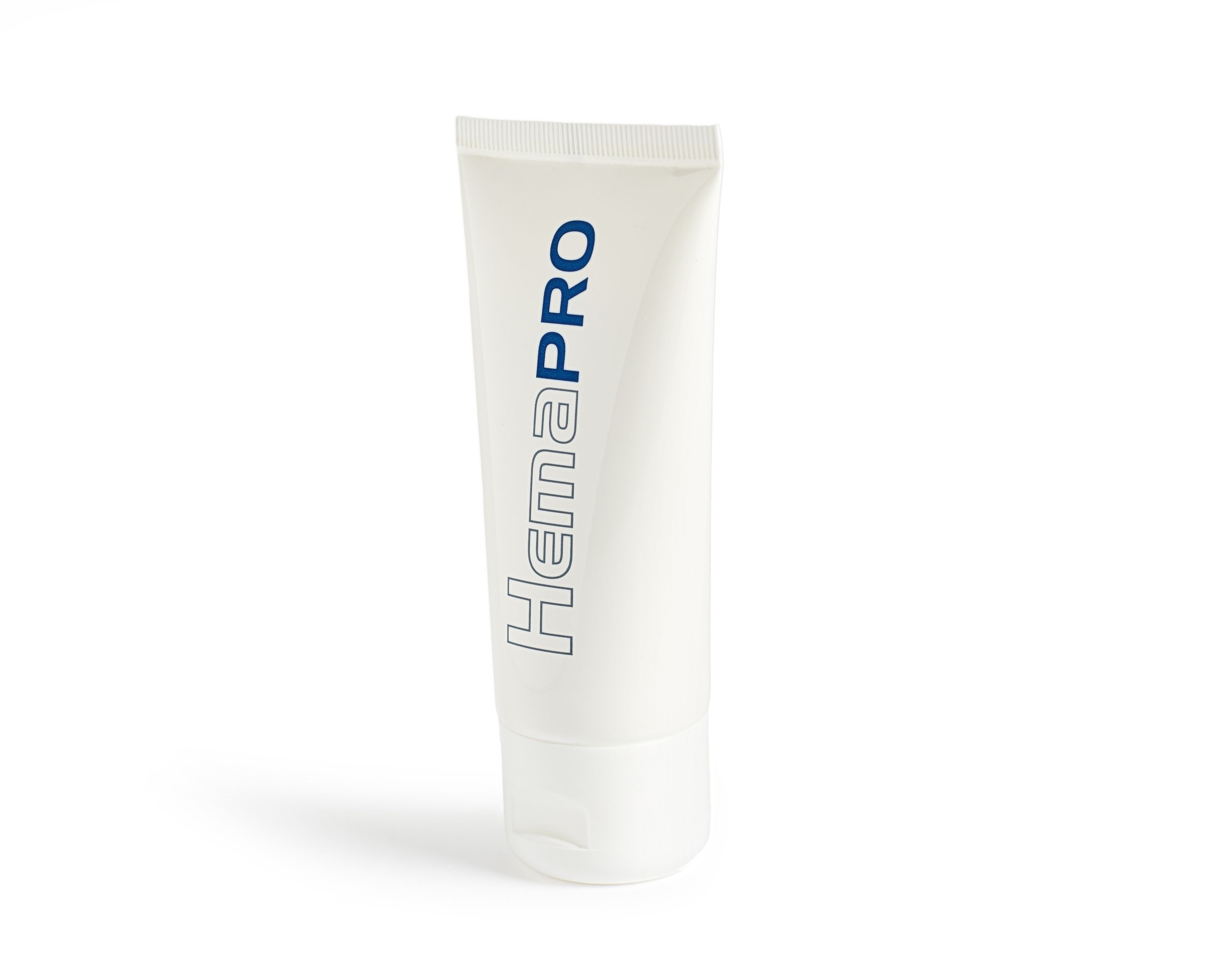 Weiße Tube mit blauem Schriftzug HemaPRO. Weißer Deckel. Produkt für die Haut.