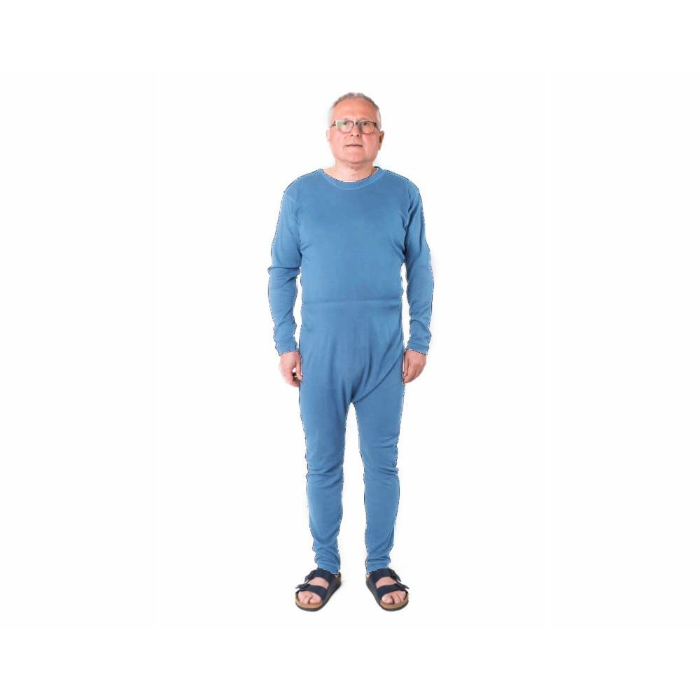 Hellblauer Pflegeoverall. Langärmliges Oberteil, lange Hose. Mann trägt Sandalen.