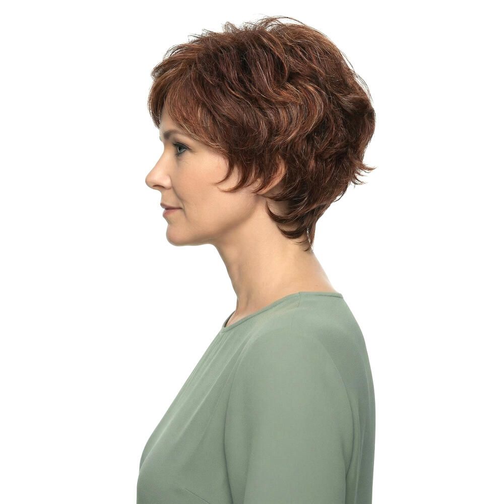 Kurzhaarperücke in Rotbraun. Seitenansicht. Die Frau trägt ein grünes Oberteil.