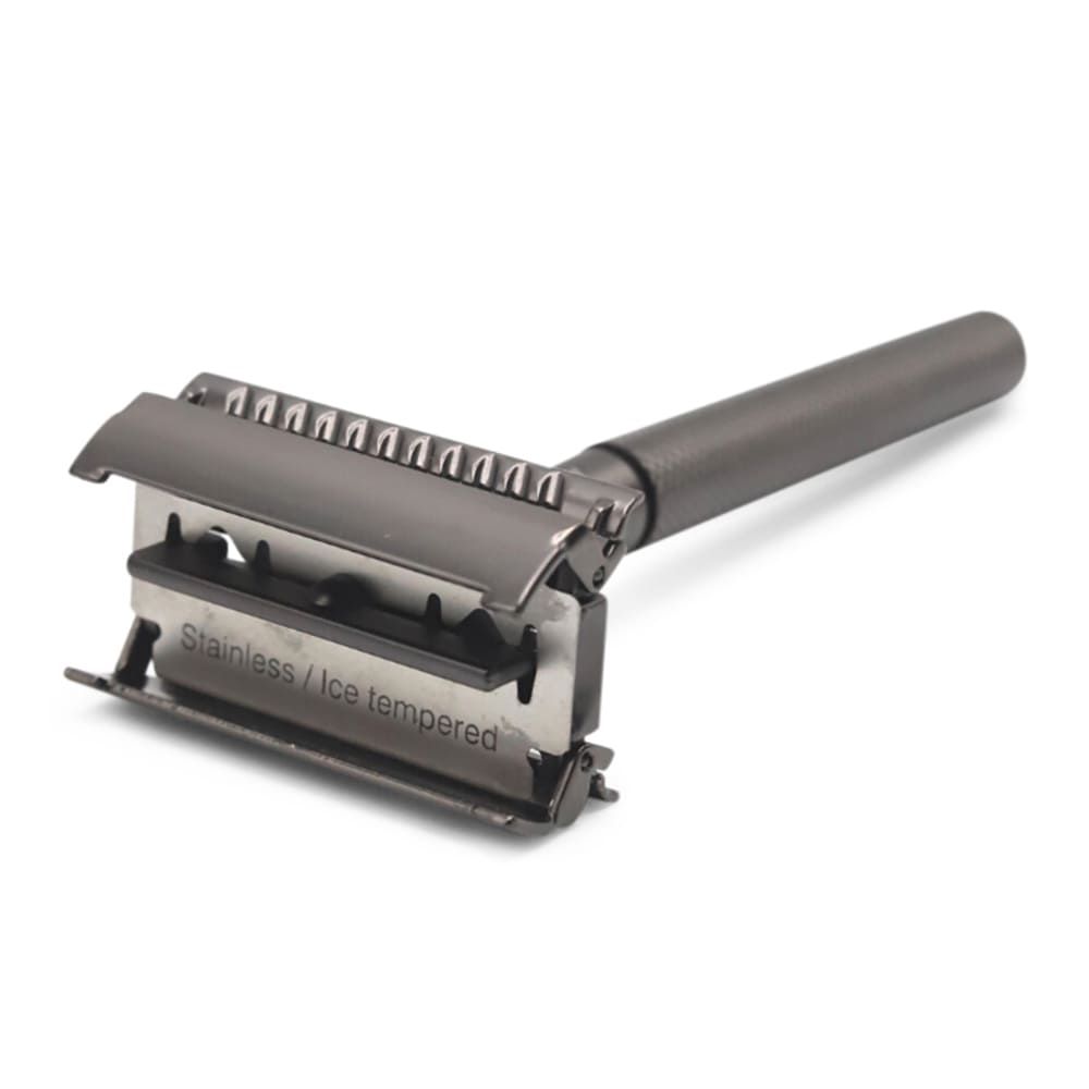 Anthrazitfarbener Rasierhobel aus Metall. Sichtbar: Klinge mit Aufschrift "Stainless / Ice tempered".