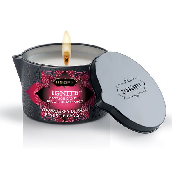 Schwarze Kerze mit Deckel. Aufschrift: Ignite Massage Candle Strawberry Dreams. Flamme brennt. Deckel daneben.