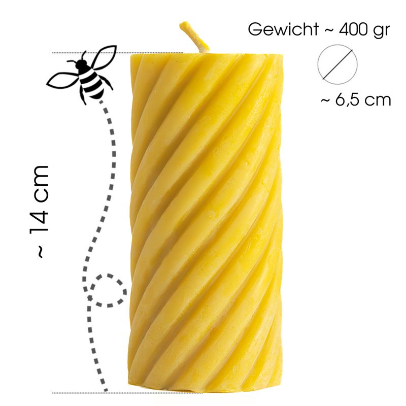 Gelbe Wachskerze mit spiralförmigem Muster. Maße: ca. 14 cm hoch, Ø 6,5 cm, Gewicht ca. 400 g. Mit Biene-Illustration.