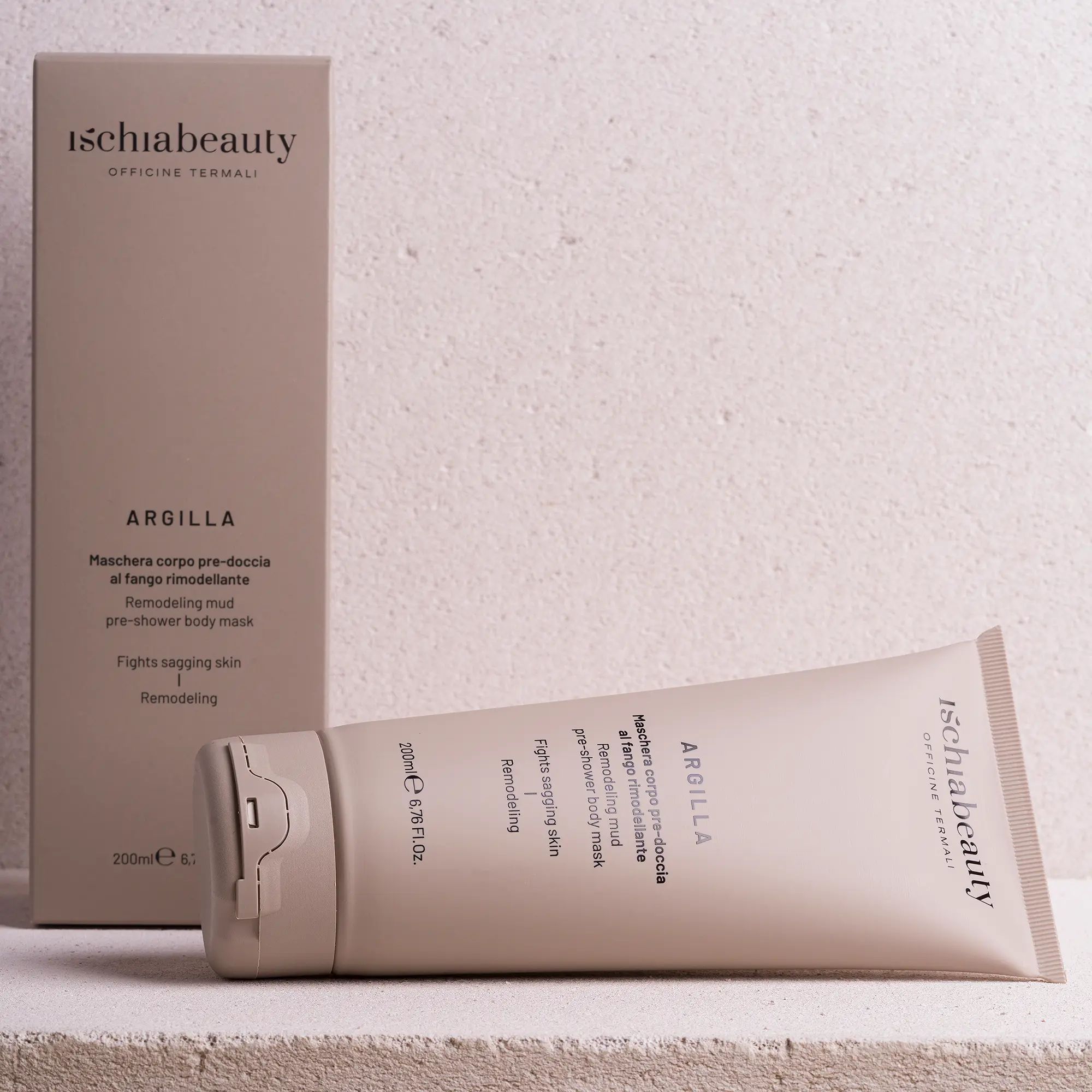 Tube und Schachtel. Aufschrift: Ischiabeauty, Argilla, Maschera corpo pre-doccia al fango rimodellante. Produkt liegt.