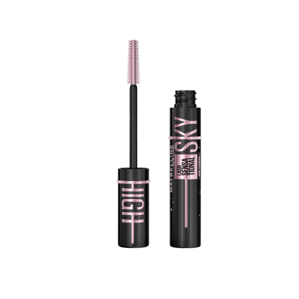 Maybelline Sky High Mascara in Schwarz, aufrecht stehend, mit rosa Bürste.