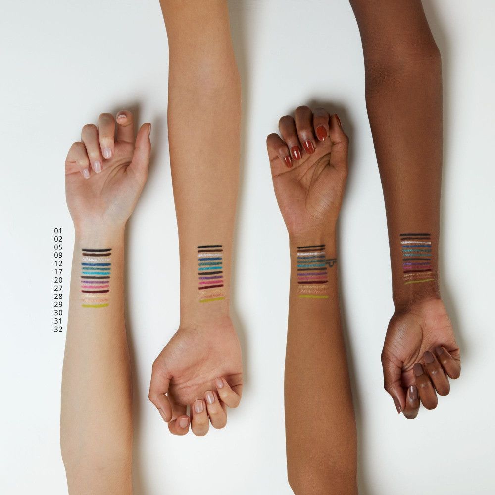 Arme mit Farbmustern des Augenstifts. Verschiedene Hauttöne. Farbnummern: 01, 02, 09, 12, 17, 20, 28, 29, 31, 32.