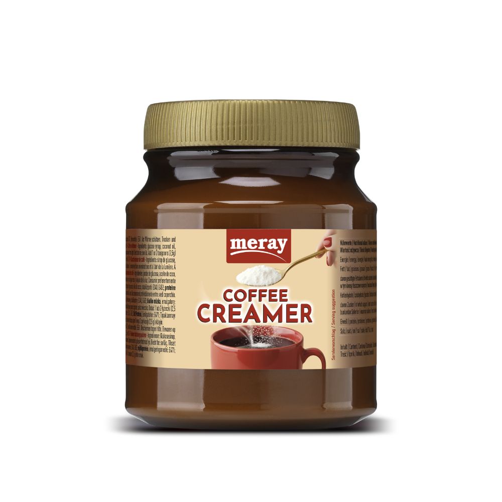 Braune Glasdose mit goldfarbenem Deckel. Aufkleber mit "meray COFFEE CREAMER". Löffel mit Kaffeeweißer über Tasse.