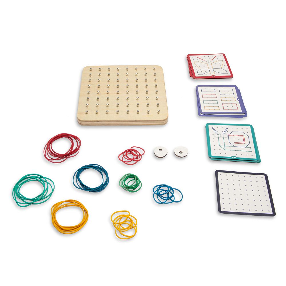 Geoboard-Set. Holzbrett, Gummibänder, Karten und Zubehör. Verschiedene Formen und Farben.