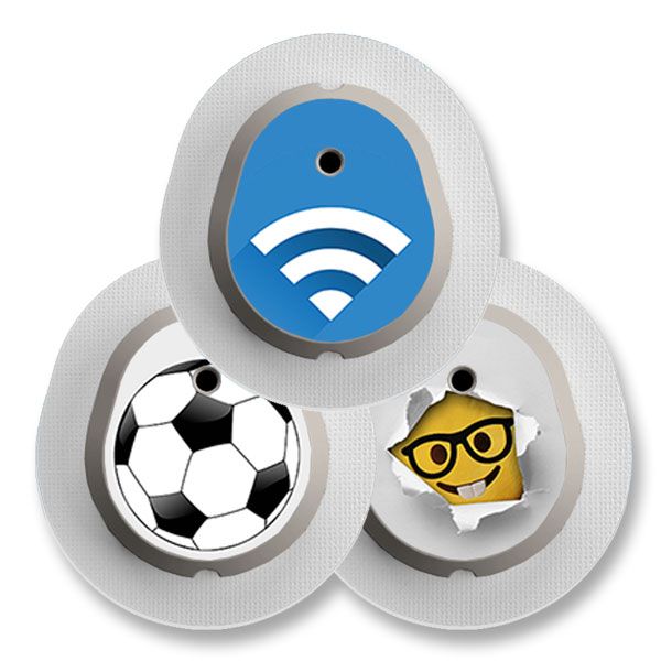 Drei runde Aufkleber mit farbigen Motiven: Fußball, WLAN-Symbol und Smiley mit Brille. Grauer Rand, schwarzes Loch.
