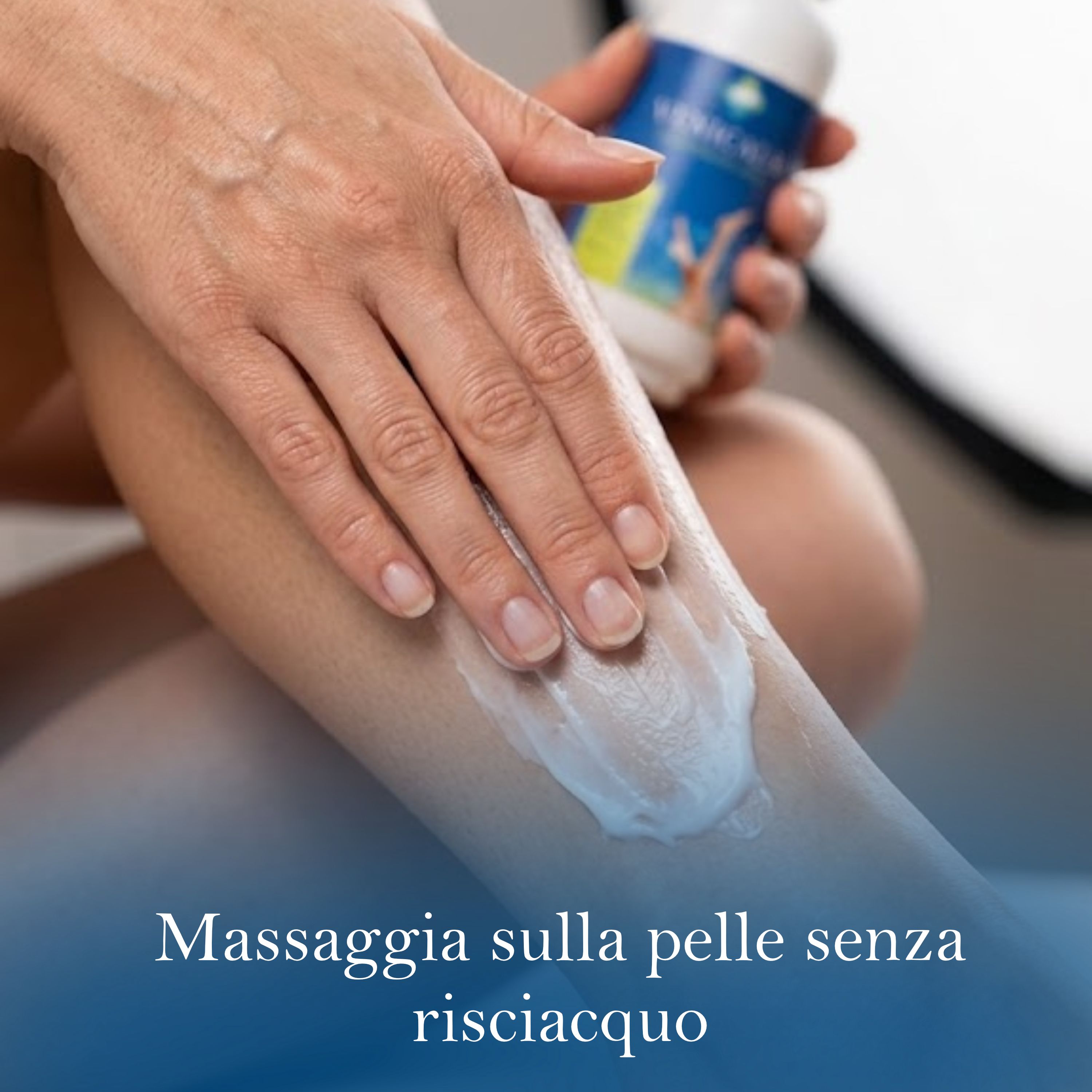 Eine Hand massiert eine weiße Creme auf ein Bein.