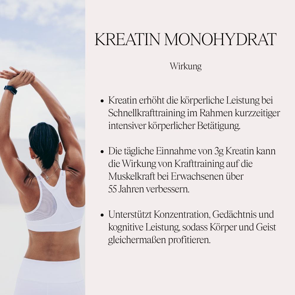 Frau in Sportkleidung mit erhobenen Armen. Text über die Wirkung von Kreatin Monohydrat.