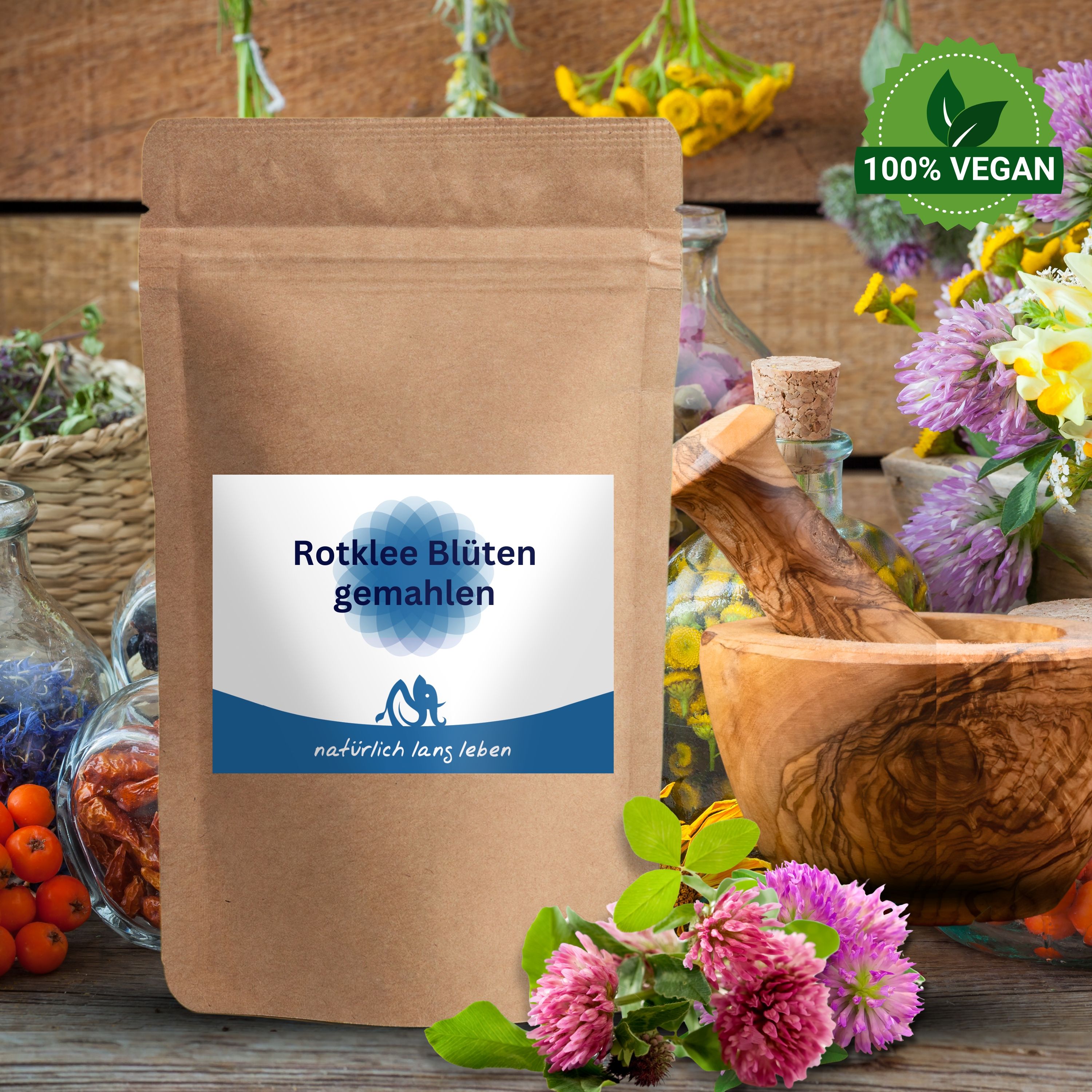 Braune Tüte mit Etikett. Aufschrift: Rotklee Blüten gemahlen. Logo und Schriftzug: natürlich lang leben. 100% Vegan-Siegel.
