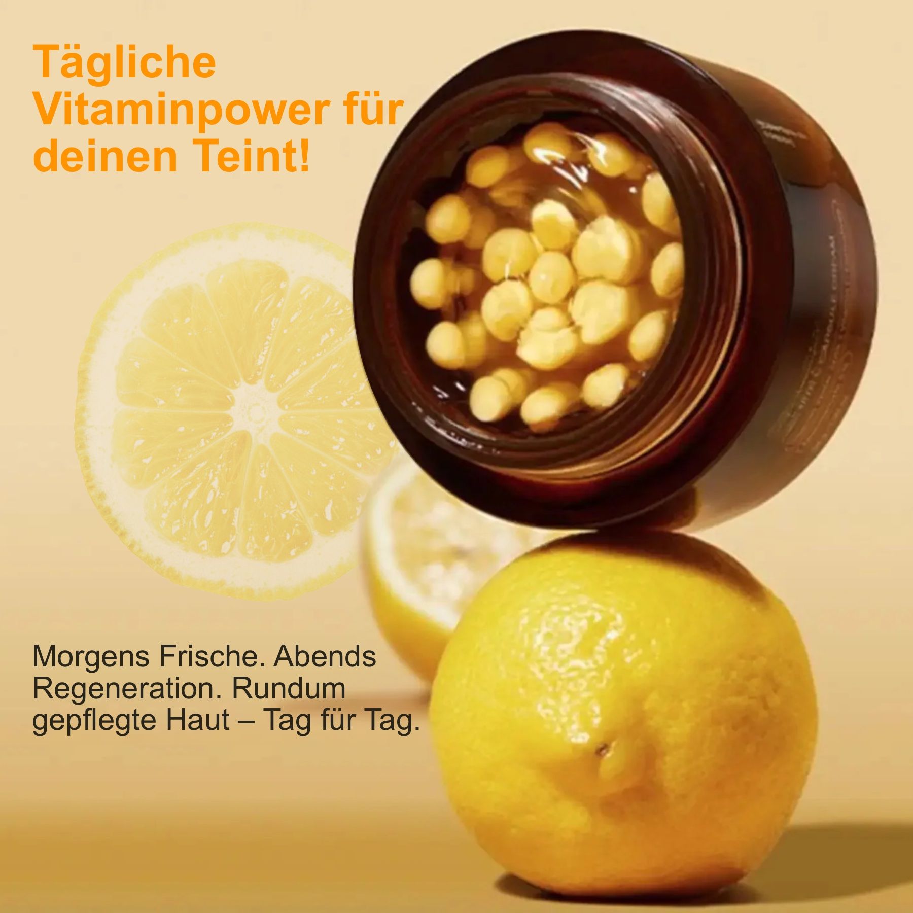Offener Tiegel mit Creme und gelben Kapseln. Zitronen im Hintergrund. Text: Tägliche Vitaminpower für deinen Teint!