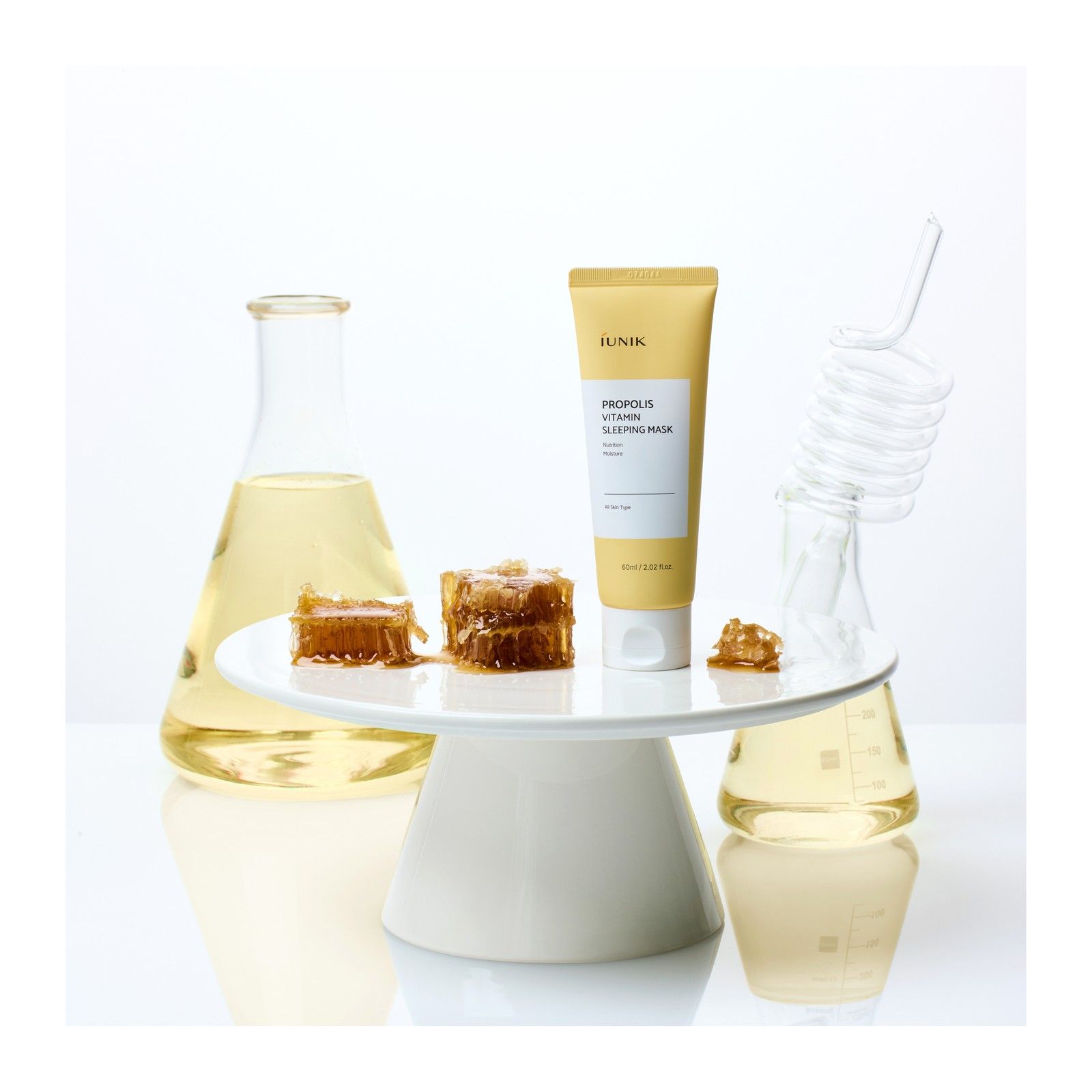 iUNIK Propolis Vitamin Sleeping Mask Tube mit Honigwaben und Laborflaschen.