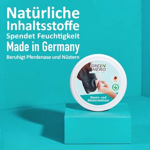Produkt auf blauem Podest. Text: Natürliche Inhaltsstoffe, Made in Germany. Dose mit Logo GREEN HERO und Text Nasen- und Nüsternbalsam. Hintergrund: Türkis.