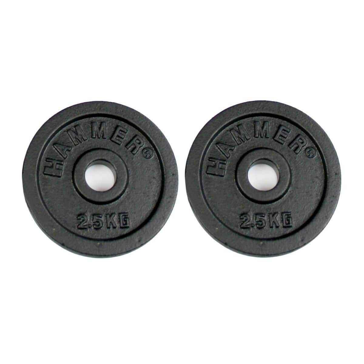 Zwei schwarze Hantelscheiben. Aufschrift HAMMER und 2.5KG. Runde Form mit Loch in der Mitte.