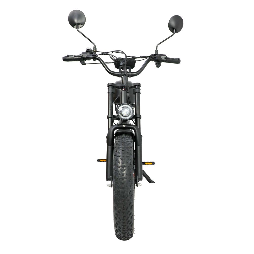 Frontansicht eines schwarzen Elektro-Dirtbikes mit Scheinwerfer und breiten Reifen.