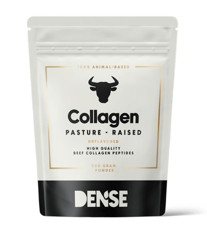 Confezione bianca con il nome "Collagen" e un logo di toro. Il testo recita "Pasture-Raised", "Unflavored", "High Quality Beef Collagen Peptides" e "500-Gram Powder". Il marchio "Dense" è stampato in nero in basso.