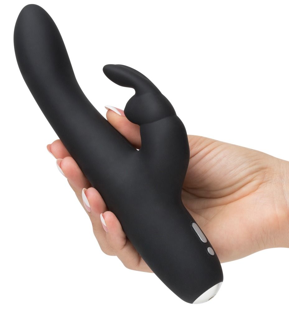 Schwarzer Vibrator in Hand gehalten. Ergonomische Form mit Kaninchenohren. Bedienknöpfe am Griff.