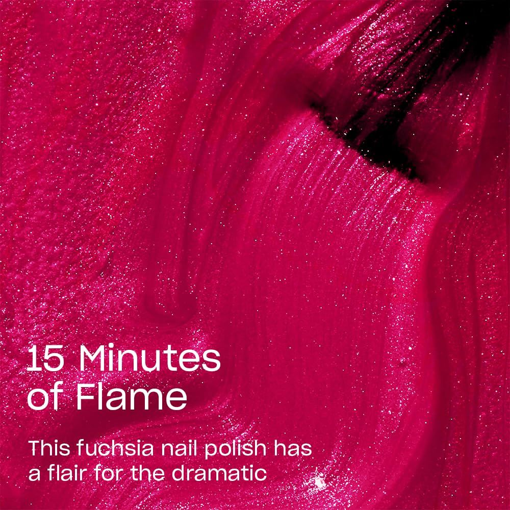 Nahaufnahme von pinkfarbenem Nagellack. Text: '15 Minutes of Flame'. Beschreibung: 'Dieser pinkfarbene Nagellack hat Flair'.