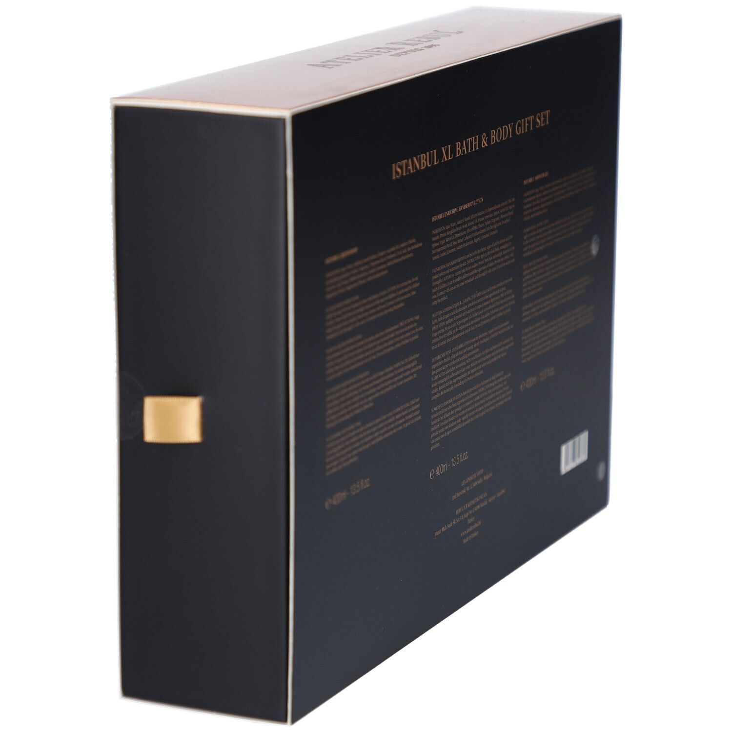 Schwarze Geschenkbox mit goldfarbenem Text. Aufschrift: Istanbul XL Bath & Body Gift Set. Ansicht von der Seite.