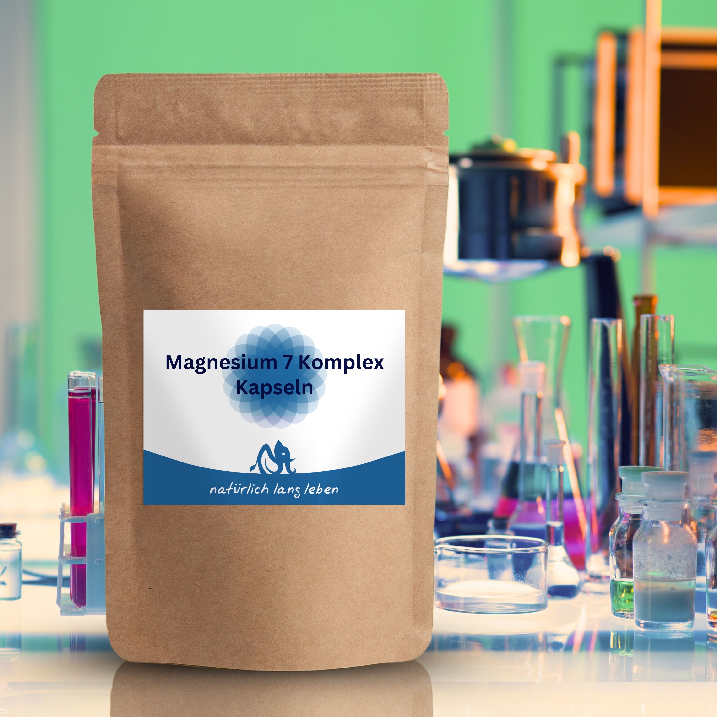 Braune Tüte mit blau-weißem Etikett. Aufschrift: Magnesium 7 Komplex Kapseln. Logo: blaues Blütenmuster und Figur. Hintergrund: Labor.
