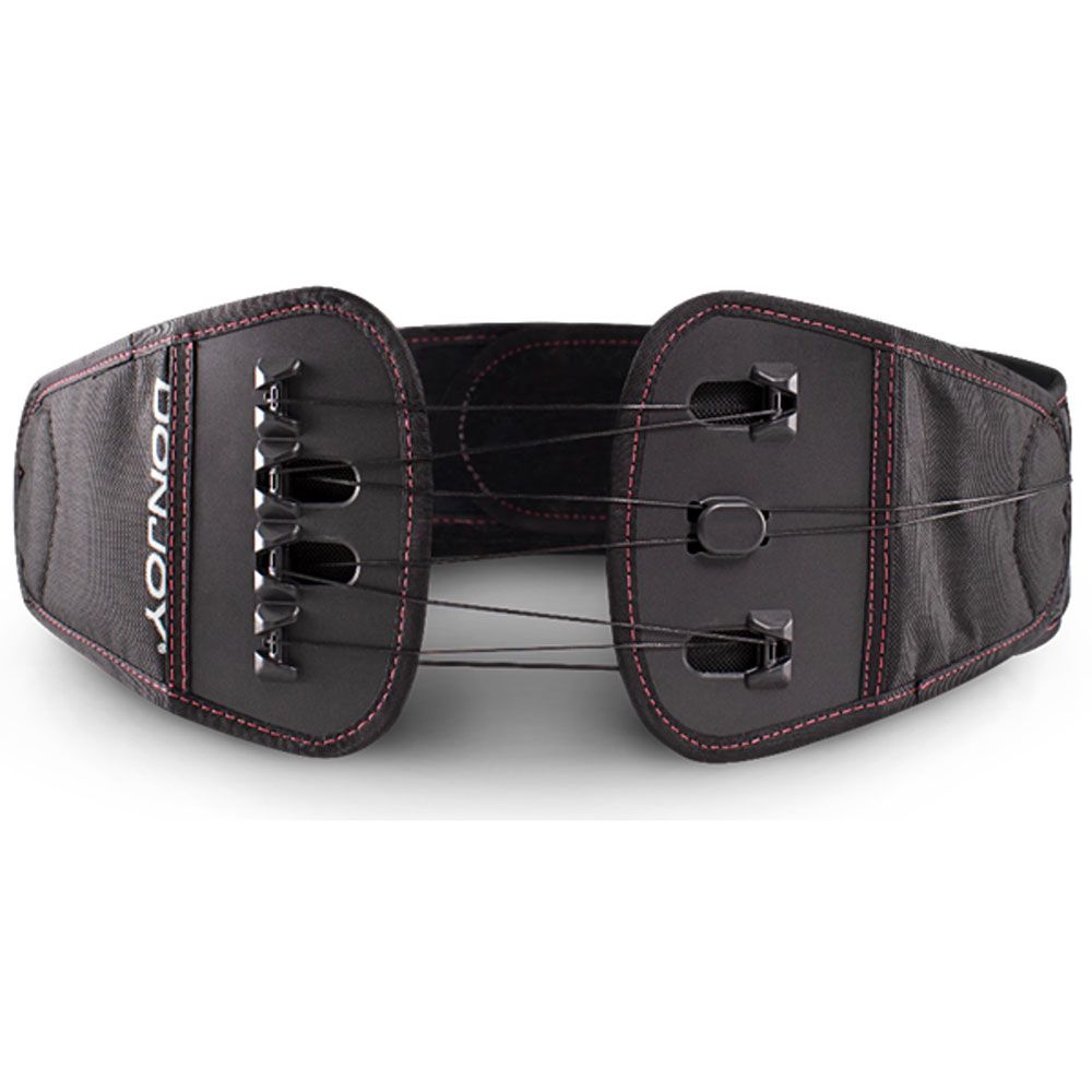 DONJOY® IsoFORM™ SIO Beckenorthese. Schwarze Orthese mit roten Nähten. Seitliche Elemente mit Schnallen und elastischen Bändern. DONJOY-Logo.
