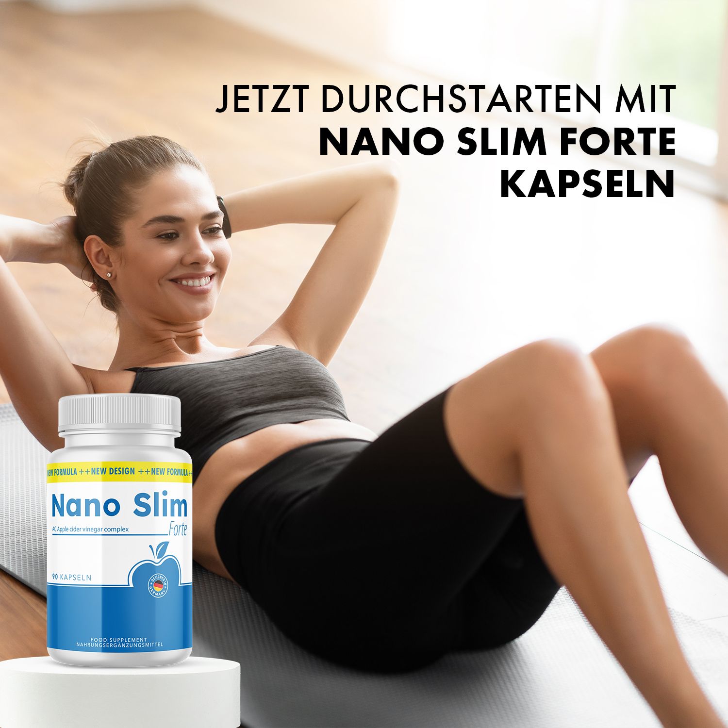 Frau trainiert auf einer Matte. Neben ihr steht eine Flasche mit blauem Etikett. Aufschrift: Nano Slim Forte, 90 Kapseln. Apfel-Logo. AC Apple cider vinegar complex.