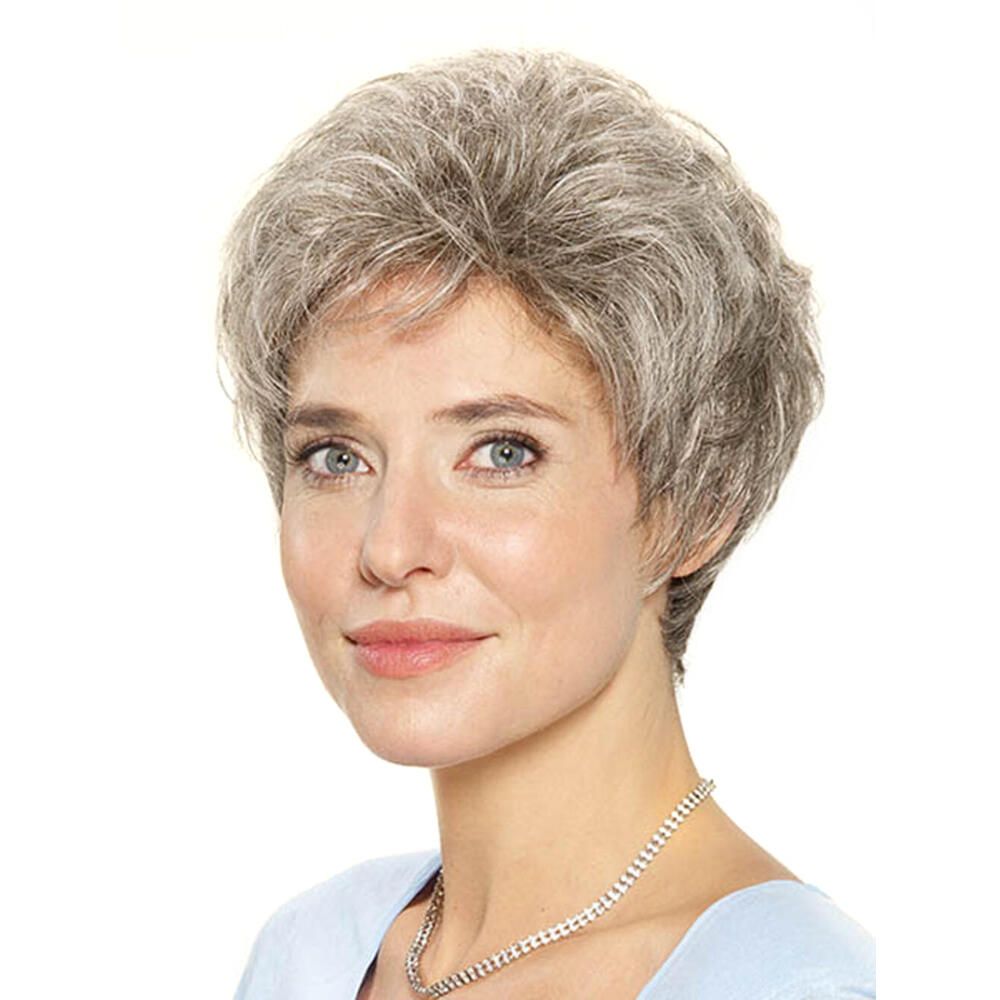 Frau mit grauer Perücke. Kurzer, gestufter Schnitt. Hellblauer Hintergrund. Halskette.