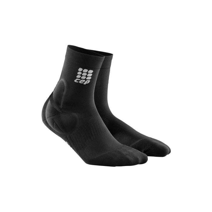 Schwarze CEP Sports Ankle Support Short Socks. Logo auf dem Knöchel. Zwei Socken, leicht schräg.