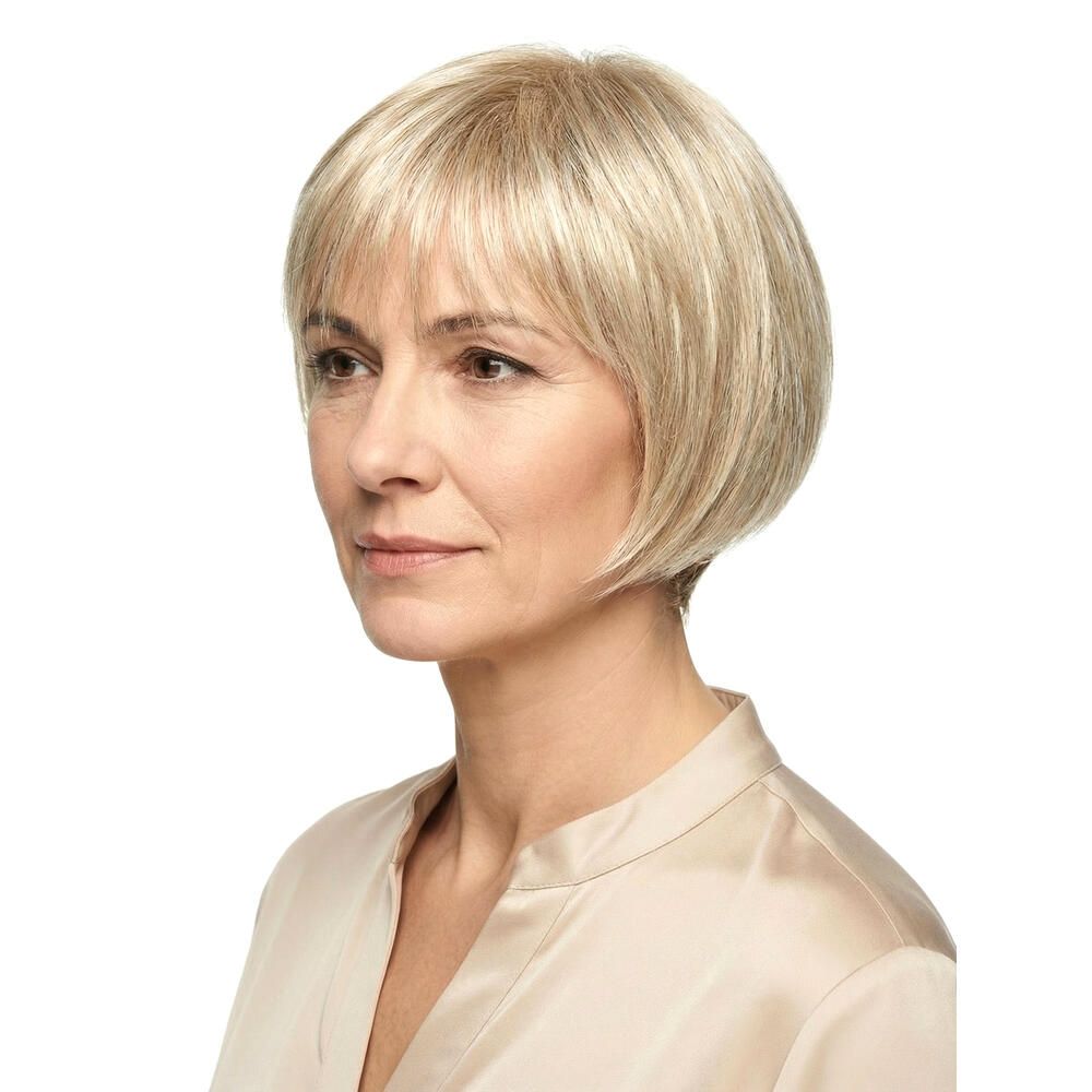 Perücke Victoria, blond, mit Pony. Frau mit Perücke, Seitenansicht. Kurzes, gestuftes Haar.