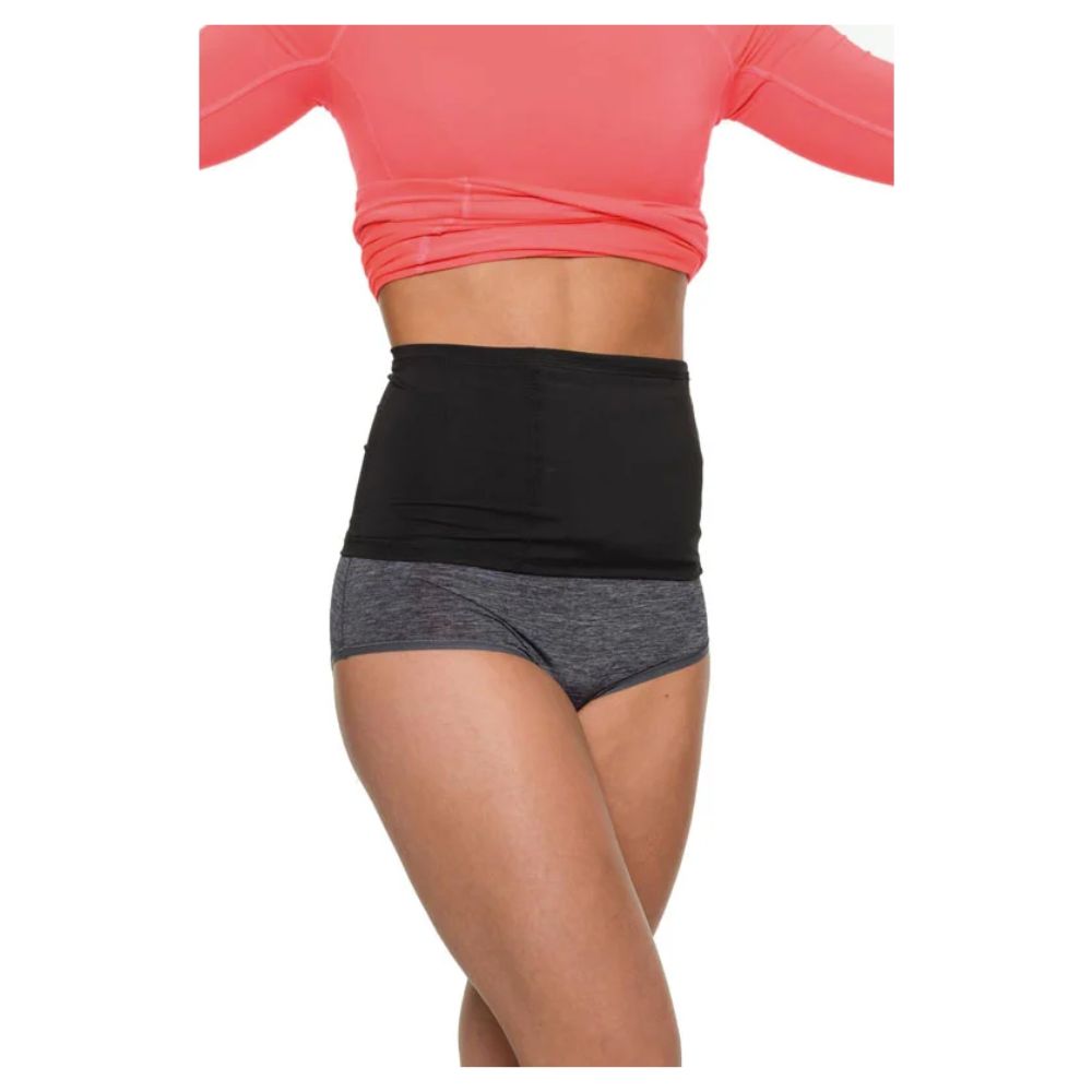 Schwarzer Bauchgurt, getragen von einer Person. Der Gurt bedeckt den Bauchbereich. Person trägt Sportkleidung.