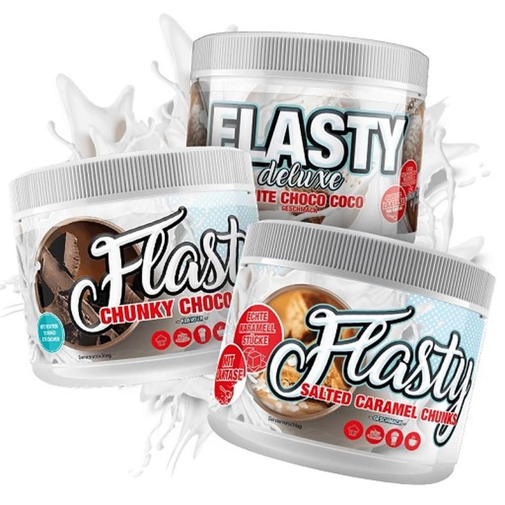 Drei Dosen Flasty Geschmackspulver. Sorten: Chunky Choco, White Choco Coco, Salted Caramel Chunks. Transparente Behälter mit weißem Deckel.