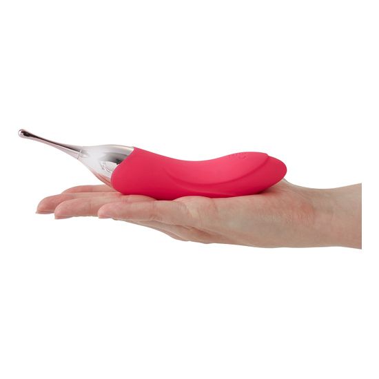 Rosa Stimulator in einer Hand. Silberfarbener Kopf. Auf weißem Hintergrund.