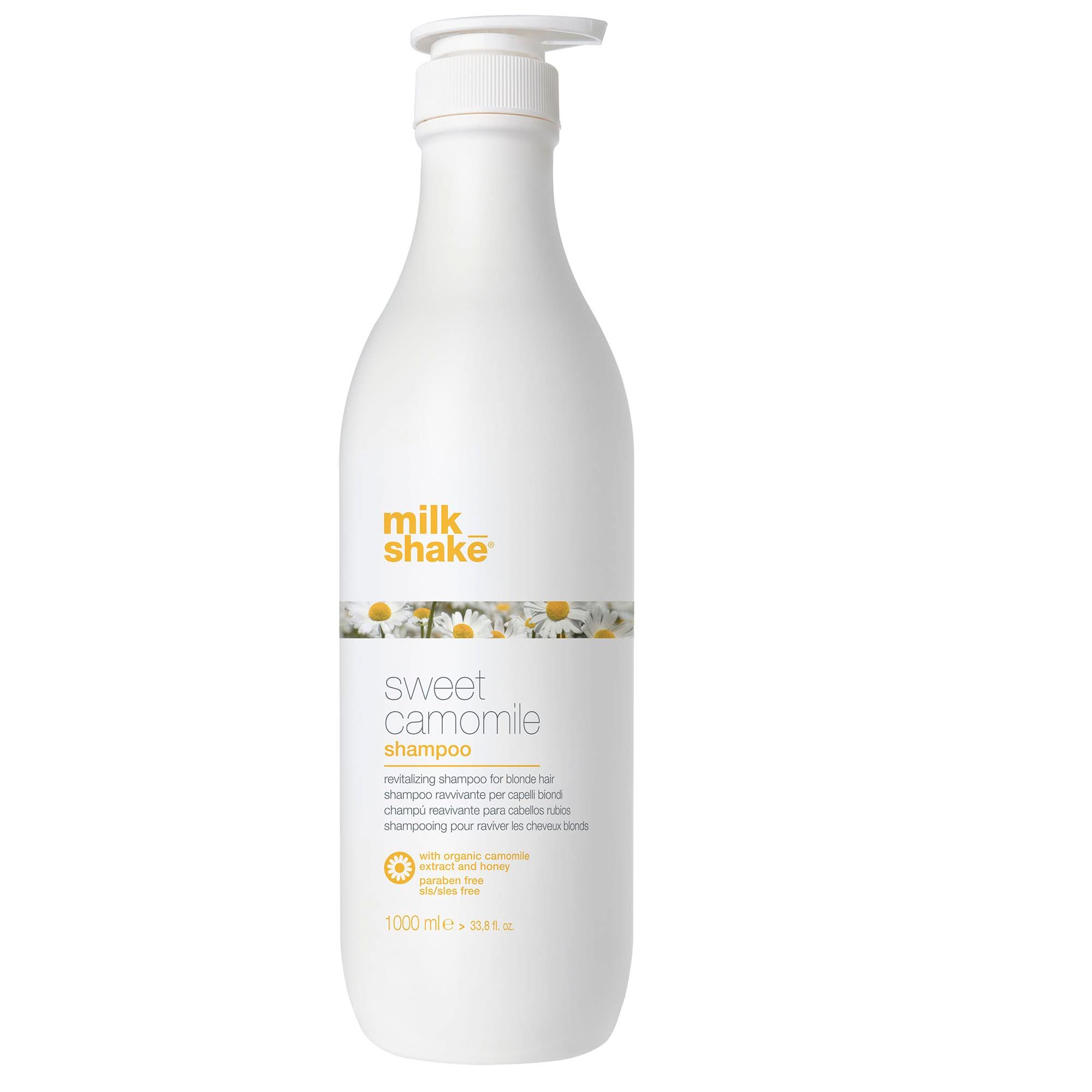 Weiße Flasche mit Pumpverschluss. Aufschrift: milk_shake, sweet camomile shampoo. Mit Kamillenblüten-Dekor.